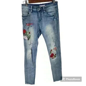 P5040 Q2 embroidered  skinnujeans  like wash size small